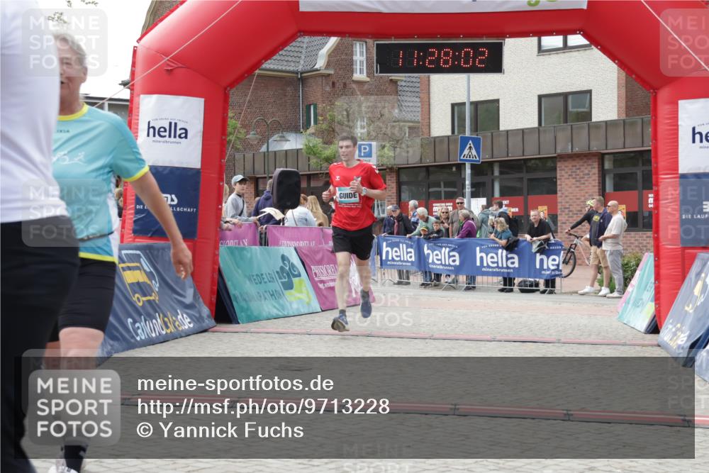 10.05.2026 - 8. Wedeler Halbmarathon Yannick Fuchs http://msf.ph/oto/9713228 10.05.2026 11:28:00 Ziel 882, 1006, 2211, 2228 meine-sportfotos.de