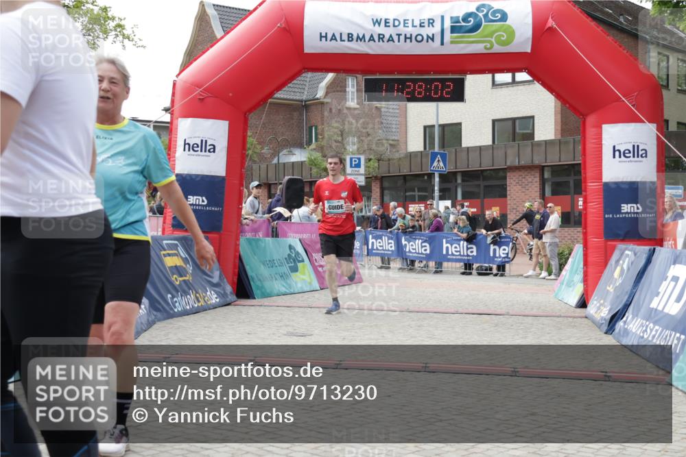 10.05.2026 - 8. Wedeler Halbmarathon Yannick Fuchs http://msf.ph/oto/9713230 10.05.2026 11:28:00 Ziel 882, 1006, 2211, 2228 meine-sportfotos.de