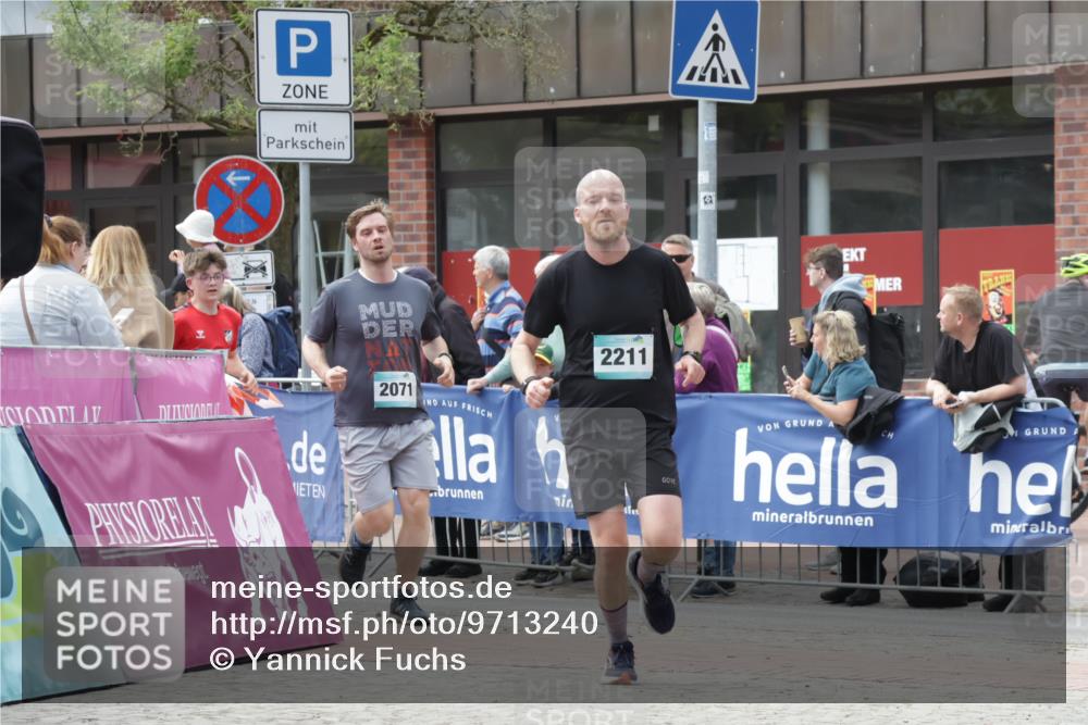10.05.2026 - 8. Wedeler Halbmarathon Yannick Fuchs http://msf.ph/oto/9713240 10.05.2026 11:28:02 Ziel 882, 933, 2071, 2211, 2228 meine-sportfotos.de