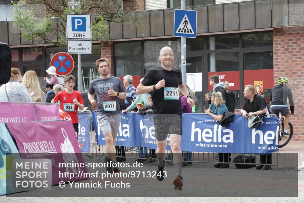 10.05.2026 - 8. Wedeler Halbmarathon Yannick Fuchs http://msf.ph/oto/9713243 10.05.2026 11:28:02 Ziel 882, 933, 2071, 2211, 2228 meine-sportfotos.de
