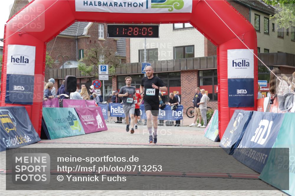 10.05.2026 - 8. Wedeler Halbmarathon Yannick Fuchs http://msf.ph/oto/9713253 10.05.2026 11:28:03 Ziel 882, 933, 2071, 2211 meine-sportfotos.de