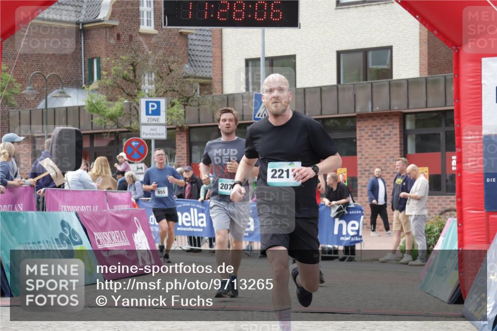 10.05.2026 - 8. Wedeler Halbmarathon Yannick Fuchs http://msf.ph/oto/9713265 10.05.2026 11:28:04 Ziel 855, 933, 2071, 2211 meine-sportfotos.de