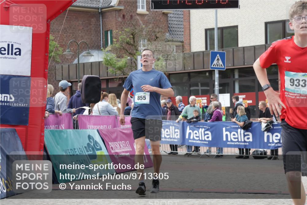 10.05.2026 - 8. Wedeler Halbmarathon Yannick Fuchs http://msf.ph/oto/9713305 10.05.2026 11:28:08 Ziel 855, 933, 2071, 2211 meine-sportfotos.de