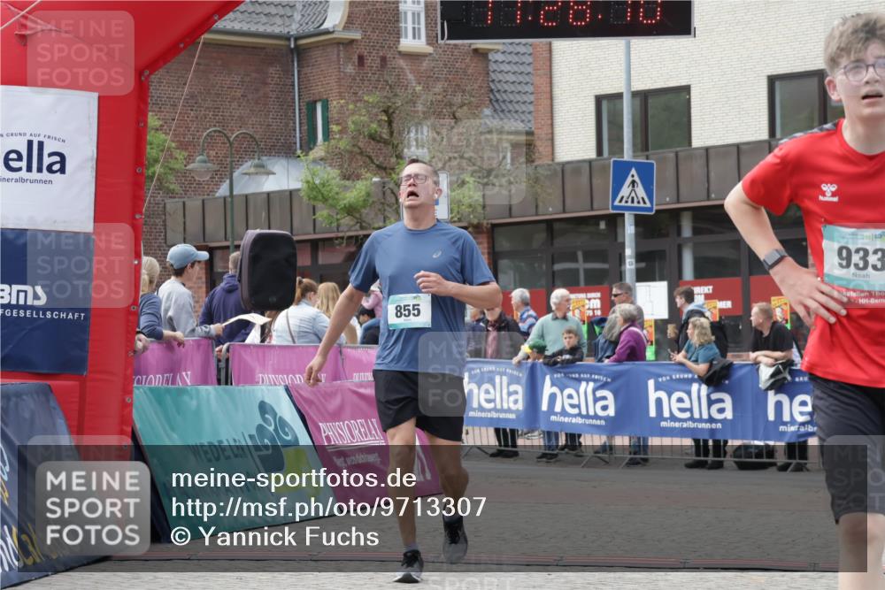 10.05.2026 - 8. Wedeler Halbmarathon Yannick Fuchs http://msf.ph/oto/9713307 10.05.2026 11:28:08 Ziel 855, 933, 2071, 2211 meine-sportfotos.de