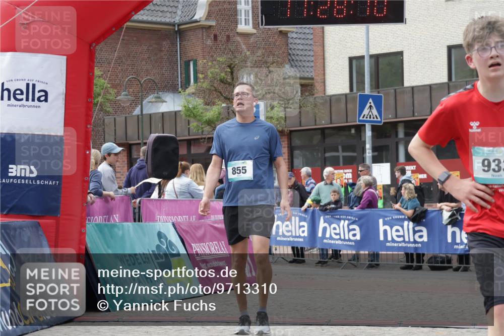 10.05.2026 - 8. Wedeler Halbmarathon Yannick Fuchs http://msf.ph/oto/9713310 10.05.2026 11:28:09 Ziel 855, 933, 2071, 2211 meine-sportfotos.de