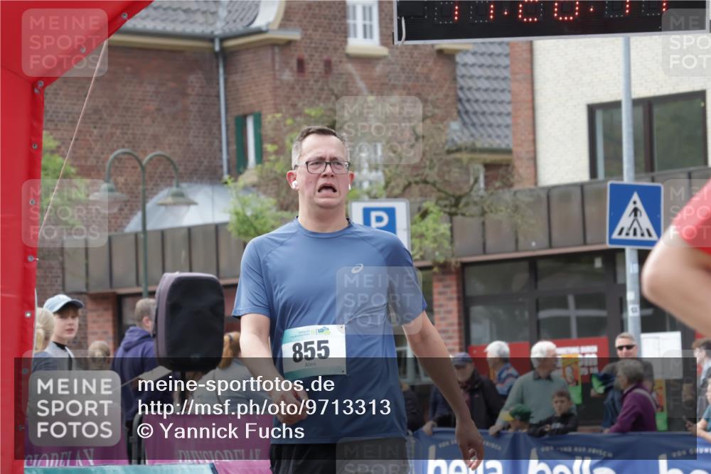 10.05.2026 - 8. Wedeler Halbmarathon Yannick Fuchs http://msf.ph/oto/9713313 10.05.2026 11:28:10 Ziel 855, 933, 2071 meine-sportfotos.de
