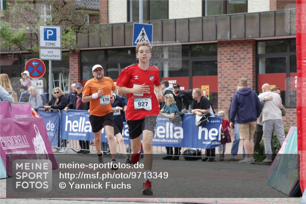 10.05.2026 - 8. Wedeler Halbmarathon Yannick Fuchs http://msf.ph/oto/9713349 10.05.2026 11:28:16 Ziel 170, 927, 1042, 2038 meine-sportfotos.de