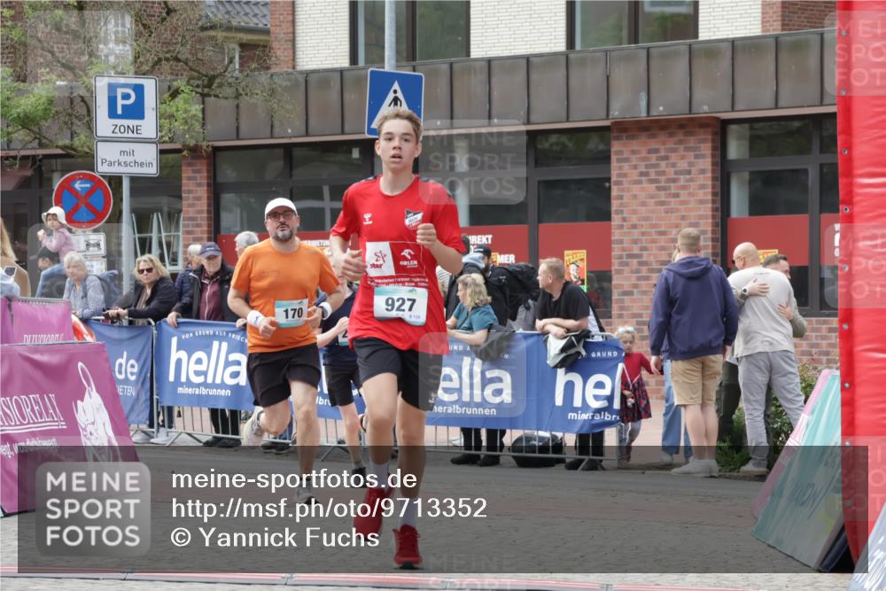10.05.2026 - 8. Wedeler Halbmarathon Yannick Fuchs http://msf.ph/oto/9713352 10.05.2026 11:28:16 Ziel 170, 927, 1042, 2038 meine-sportfotos.de