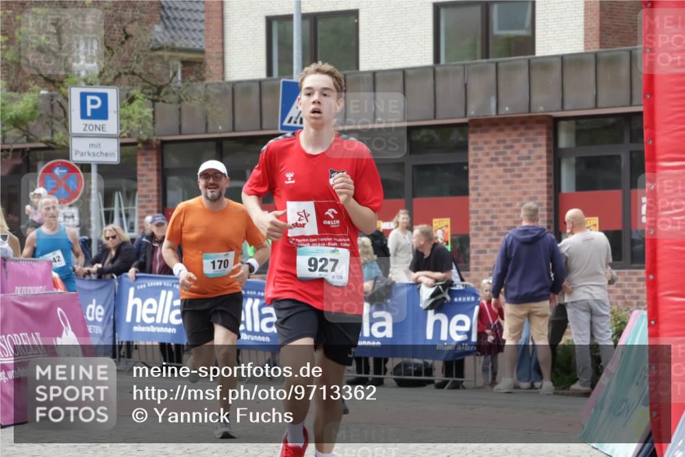 10.05.2026 - 8. Wedeler Halbmarathon Yannick Fuchs http://msf.ph/oto/9713362 10.05.2026 11:28:16 Ziel 170, 927, 1042, 2038 meine-sportfotos.de