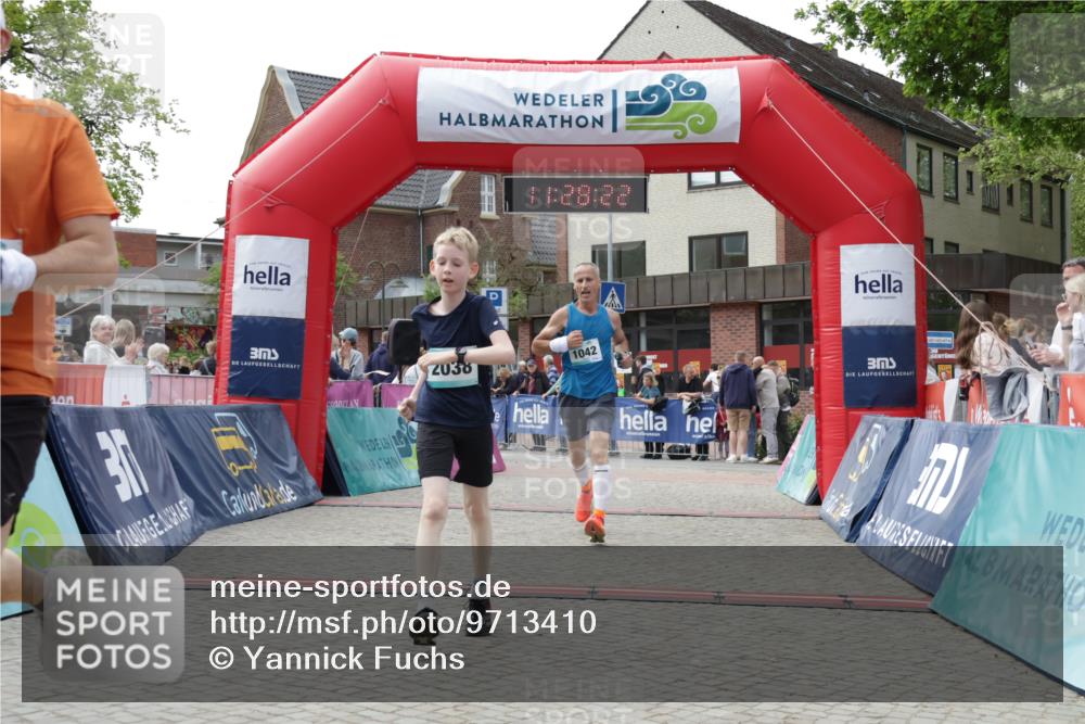 10.05.2026 - 8. Wedeler Halbmarathon Yannick Fuchs http://msf.ph/oto/9713410 10.05.2026 11:28:20 Ziel 170, 927, 1042, 2038 meine-sportfotos.de