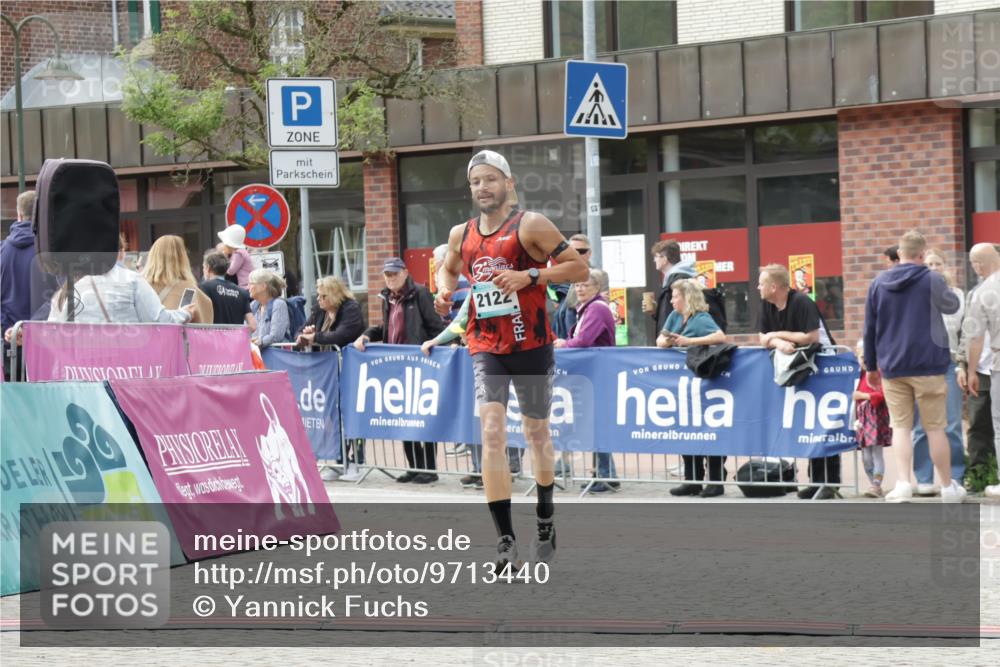 10.05.2026 - 8. Wedeler Halbmarathon Yannick Fuchs http://msf.ph/oto/9713440 10.05.2026 11:28:27 Ziel 2122 meine-sportfotos.de