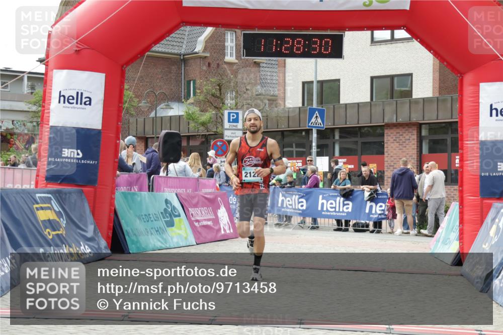 10.05.2026 - 8. Wedeler Halbmarathon Yannick Fuchs http://msf.ph/oto/9713458 10.05.2026 11:28:28 Ziel 2122 meine-sportfotos.de
