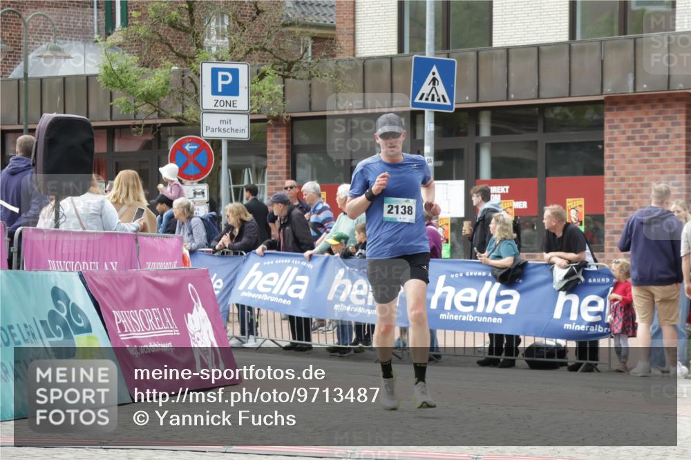 10.05.2026 - 8. Wedeler Halbmarathon Yannick Fuchs http://msf.ph/oto/9713487 10.05.2026 11:28:33 Ziel 2122, 2138 meine-sportfotos.de