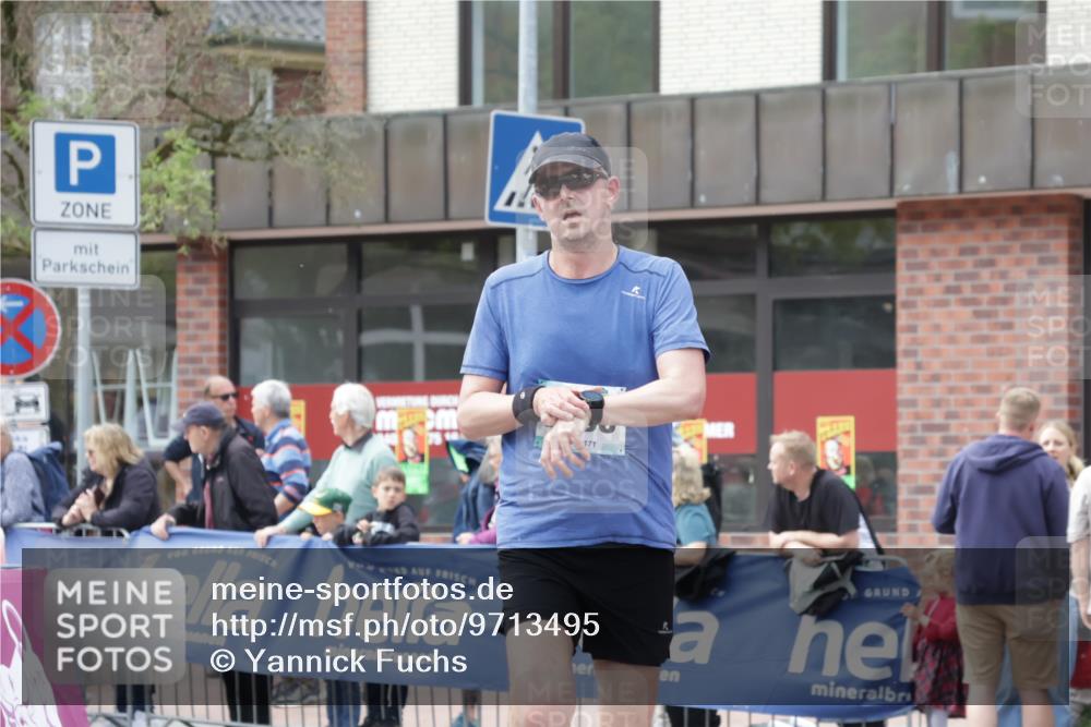 10.05.2026 - 8. Wedeler Halbmarathon Yannick Fuchs http://msf.ph/oto/9713495 10.05.2026 11:28:34 Ziel 2122, 2138 meine-sportfotos.de