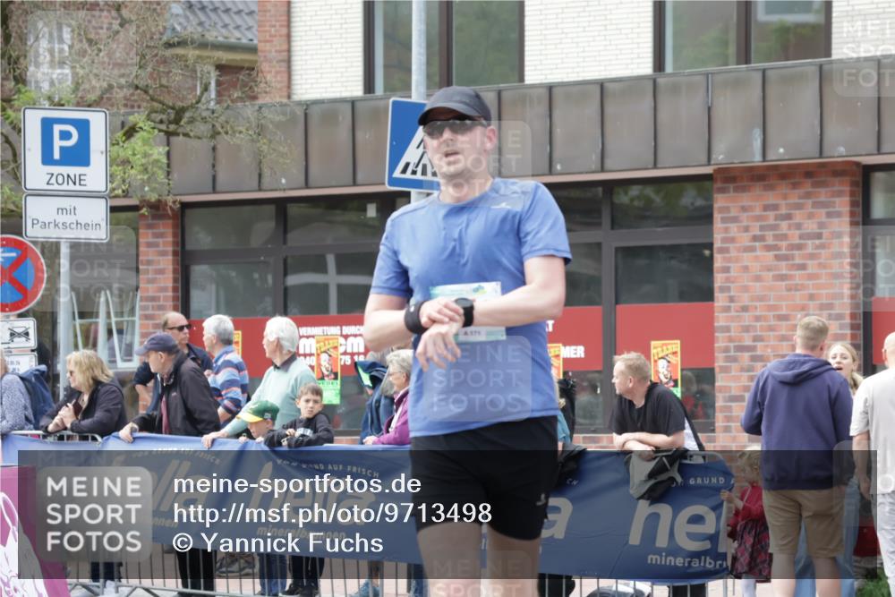 10.05.2026 - 8. Wedeler Halbmarathon Yannick Fuchs http://msf.ph/oto/9713498 10.05.2026 11:28:34 Ziel 2122, 2138 meine-sportfotos.de