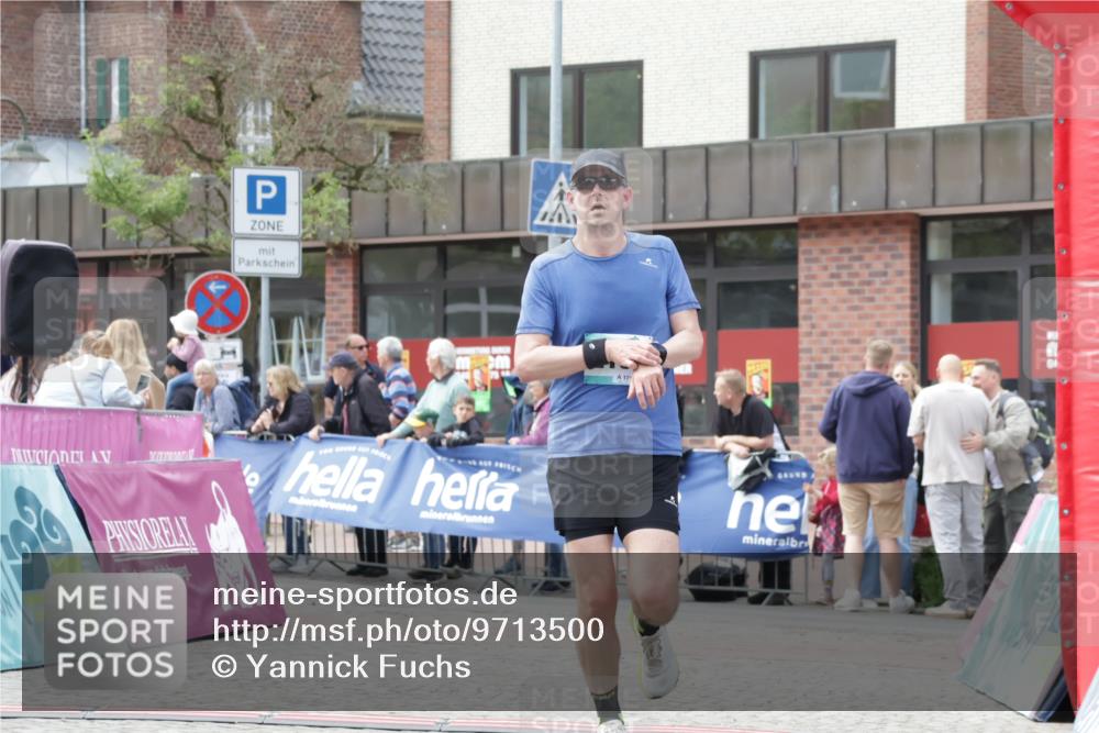 10.05.2026 - 8. Wedeler Halbmarathon Yannick Fuchs http://msf.ph/oto/9713500 10.05.2026 11:28:34 Ziel 2122, 2138 meine-sportfotos.de