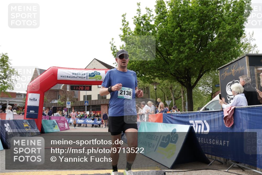 10.05.2026 - 8. Wedeler Halbmarathon Yannick Fuchs http://msf.ph/oto/9713522 10.05.2026 11:28:37 Ziel 857, 2115, 2138 meine-sportfotos.de