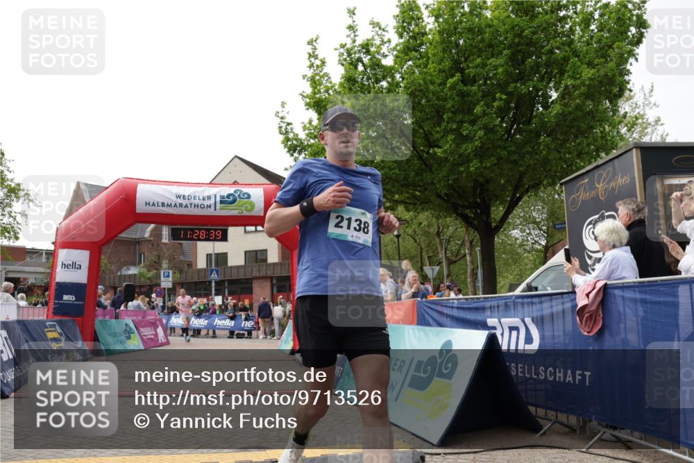 10.05.2026 - 8. Wedeler Halbmarathon Yannick Fuchs http://msf.ph/oto/9713526 10.05.2026 11:28:37 Ziel 857, 2115, 2138 meine-sportfotos.de