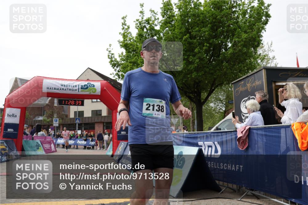 10.05.2026 - 8. Wedeler Halbmarathon Yannick Fuchs http://msf.ph/oto/9713528 10.05.2026 11:28:37 Ziel 857, 2115, 2138 meine-sportfotos.de