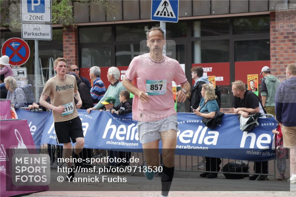 10.05.2026 - 8. Wedeler Halbmarathon Yannick Fuchs http://msf.ph/oto/9713530 10.05.2026 11:28:38 Ziel 857, 2115, 2138 meine-sportfotos.de
