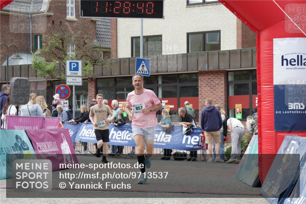 10.05.2026 - 8. Wedeler Halbmarathon Yannick Fuchs http://msf.ph/oto/9713537 10.05.2026 11:28:38 Ziel 857, 2115, 2138 meine-sportfotos.de