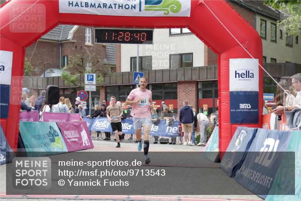 10.05.2026 - 8. Wedeler Halbmarathon Yannick Fuchs http://msf.ph/oto/9713543 10.05.2026 11:28:39 Ziel 857, 2115, 2138 meine-sportfotos.de