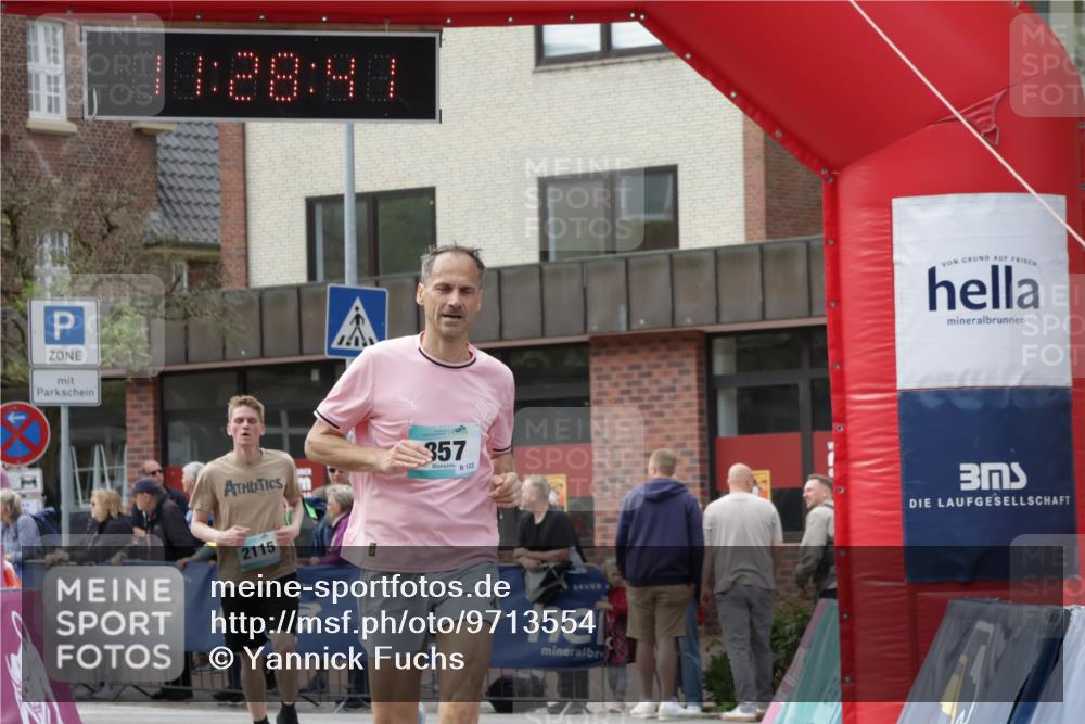 10.05.2026 - 8. Wedeler Halbmarathon Yannick Fuchs http://msf.ph/oto/9713554 10.05.2026 11:28:40 Ziel 857, 2115, 2138 meine-sportfotos.de