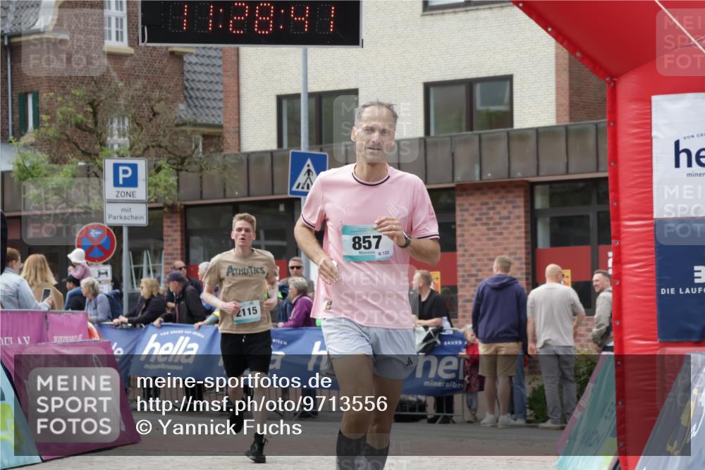 10.05.2026 - 8. Wedeler Halbmarathon Yannick Fuchs http://msf.ph/oto/9713556 10.05.2026 11:28:40 Ziel 857, 2115, 2138 meine-sportfotos.de