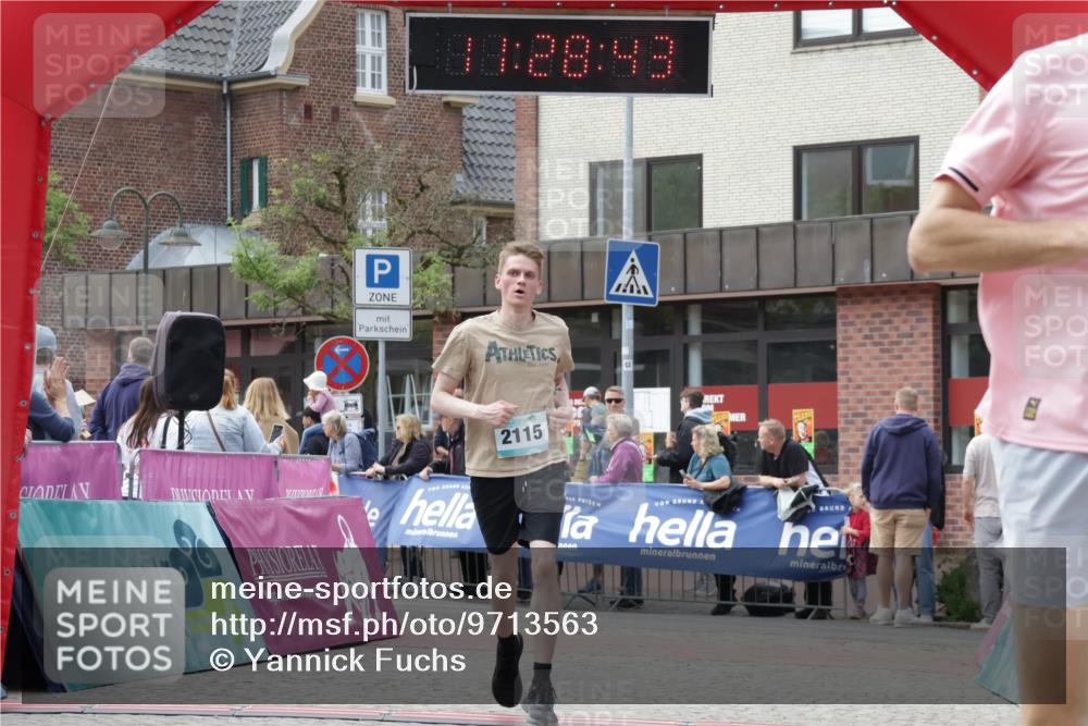 10.05.2026 - 8. Wedeler Halbmarathon Yannick Fuchs http://msf.ph/oto/9713563 10.05.2026 11:28:41 Ziel 169, 857, 926, 2115 meine-sportfotos.de