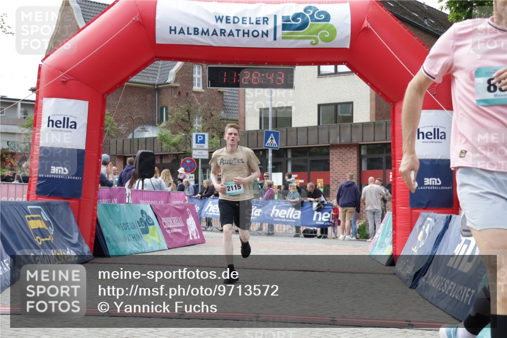 10.05.2026 - 8. Wedeler Halbmarathon Yannick Fuchs http://msf.ph/oto/9713572 10.05.2026 11:28:42 Ziel 169, 530, 857, 926, 2115 meine-sportfotos.de