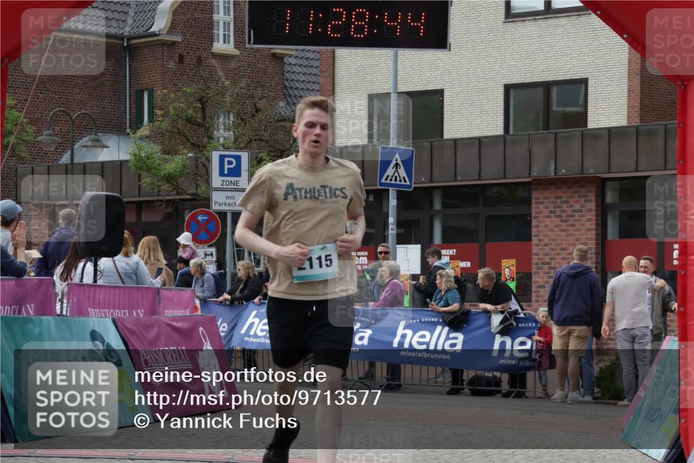 10.05.2026 - 8. Wedeler Halbmarathon Yannick Fuchs http://msf.ph/oto/9713577 10.05.2026 11:28:42 Ziel 169, 530, 857, 926, 2115 meine-sportfotos.de
