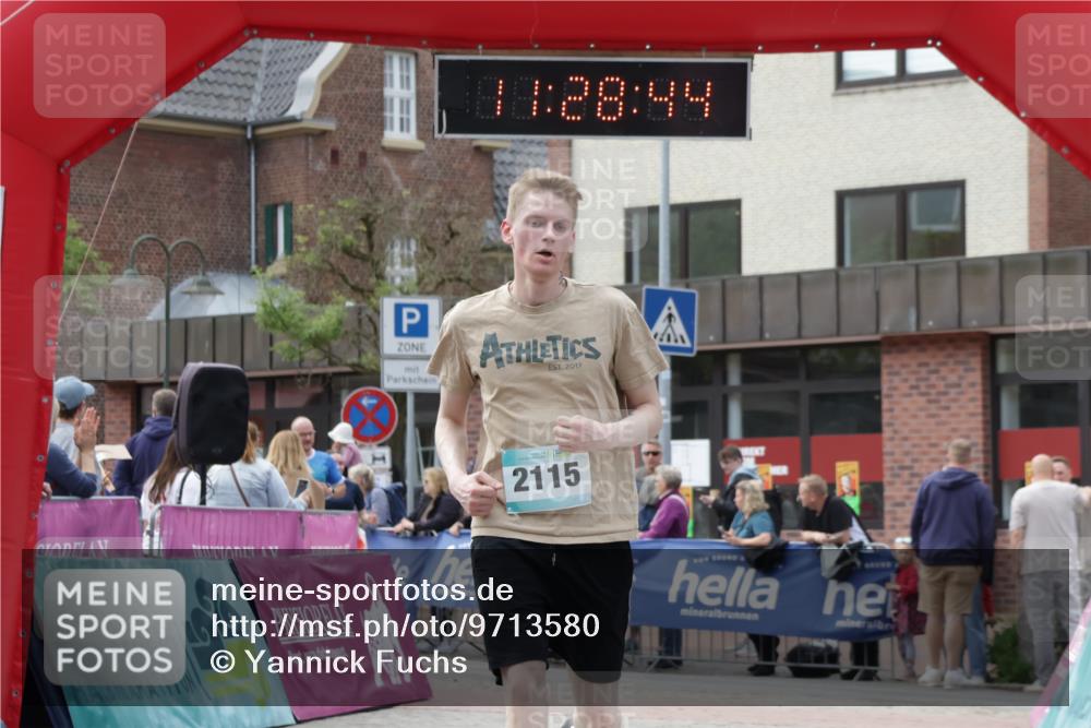 10.05.2026 - 8. Wedeler Halbmarathon Yannick Fuchs http://msf.ph/oto/9713580 10.05.2026 11:28:42 Ziel 169, 530, 857, 926, 2115 meine-sportfotos.de