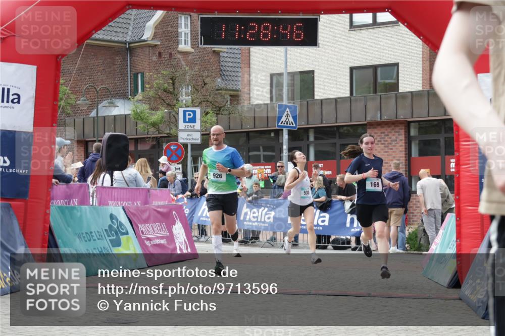 10.05.2026 - 8. Wedeler Halbmarathon Yannick Fuchs http://msf.ph/oto/9713596 10.05.2026 11:28:45 Ziel 169, 530, 635, 857, 926, 2115, 2232 meine-sportfotos.de