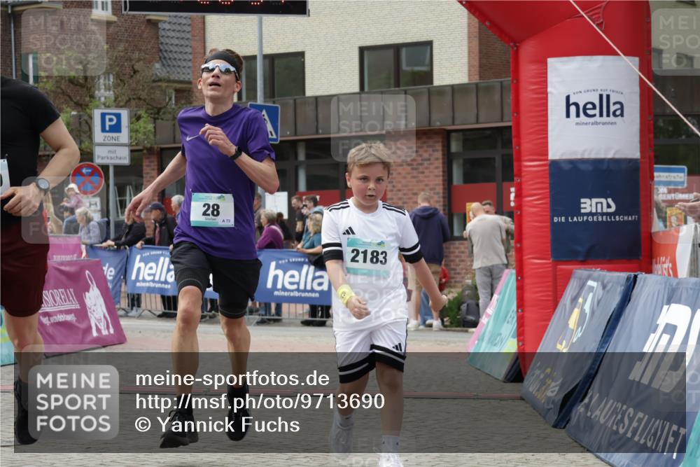 10.05.2026 - 8. Wedeler Halbmarathon Yannick Fuchs http://msf.ph/oto/9713690 10.05.2026 11:28:52 Ziel 28, 530, 635, 2183, 2209, 2229, 2232 meine-sportfotos.de