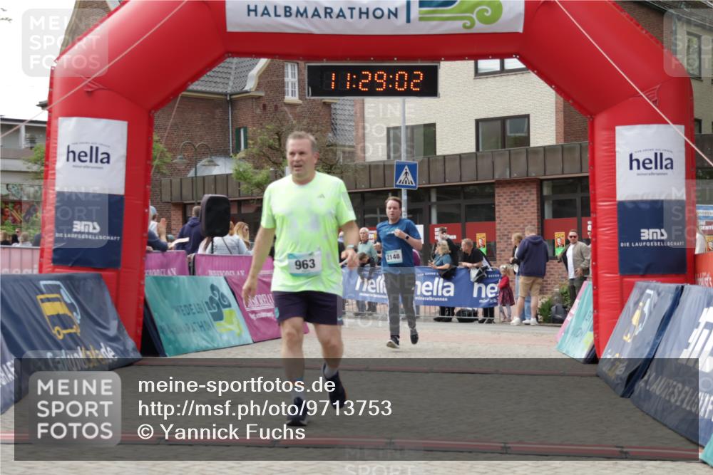 10.05.2026 - 8. Wedeler Halbmarathon Yannick Fuchs http://msf.ph/oto/9713753 10.05.2026 11:29:00 Ziel 963, 2148 meine-sportfotos.de