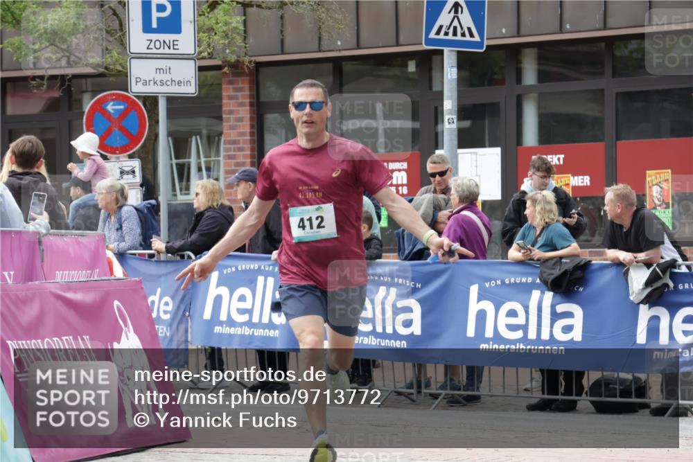 10.05.2026 - 8. Wedeler Halbmarathon Yannick Fuchs http://msf.ph/oto/9713772 10.05.2026 11:29:08 Ziel 412, 677 meine-sportfotos.de
