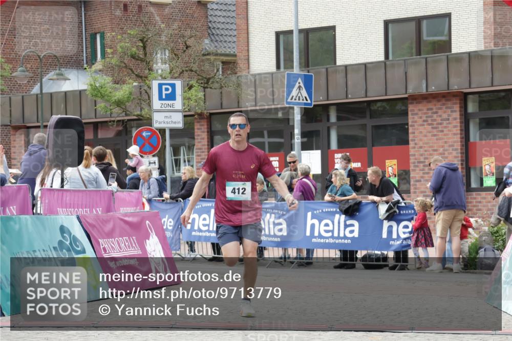 10.05.2026 - 8. Wedeler Halbmarathon Yannick Fuchs http://msf.ph/oto/9713779 10.05.2026 11:29:08 Ziel 412, 677 meine-sportfotos.de