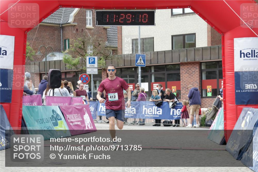10.05.2026 - 8. Wedeler Halbmarathon Yannick Fuchs http://msf.ph/oto/9713785 10.05.2026 11:29:09 Ziel 412, 677 meine-sportfotos.de