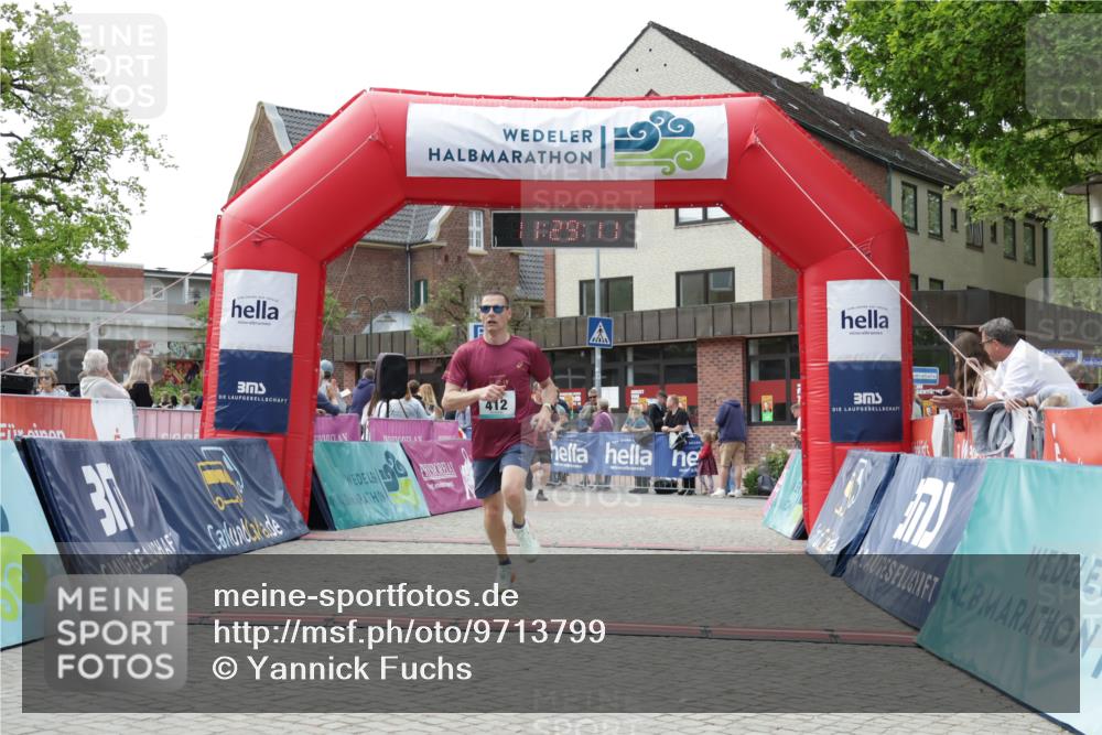 10.05.2026 - 8. Wedeler Halbmarathon Yannick Fuchs http://msf.ph/oto/9713799 10.05.2026 11:29:10 Ziel 412, 677 meine-sportfotos.de