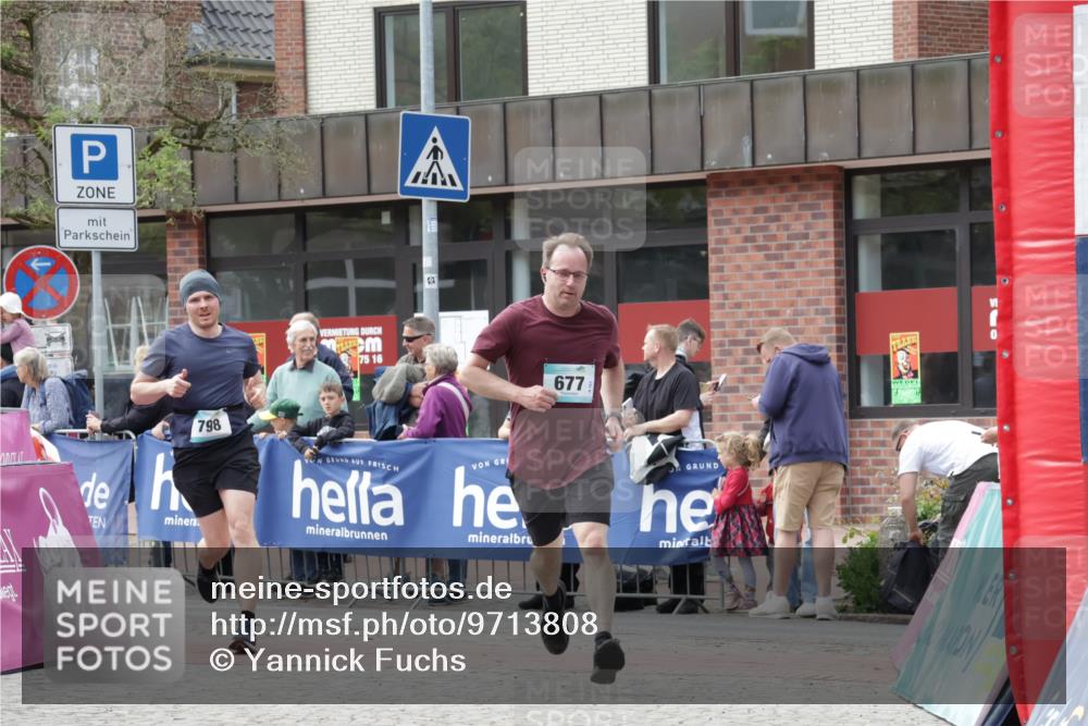 10.05.2026 - 8. Wedeler Halbmarathon Yannick Fuchs http://msf.ph/oto/9713808 10.05.2026 11:29:11 Ziel 412, 677 meine-sportfotos.de