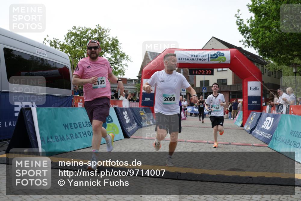 10.05.2026 - 8. Wedeler Halbmarathon Yannick Fuchs http://msf.ph/oto/9714007 10.05.2026 11:29:38 Ziel 131, 168, 711, 1018, 2090, 2135, 2192 meine-sportfotos.de