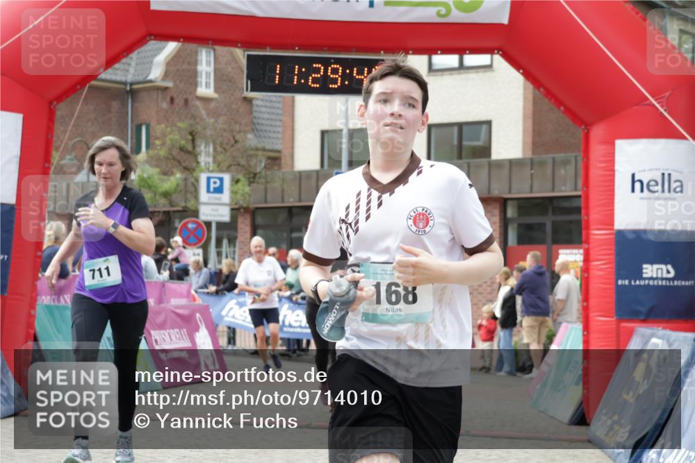 10.05.2026 - 8. Wedeler Halbmarathon Yannick Fuchs http://msf.ph/oto/9714010 10.05.2026 11:29:38 Ziel 131, 168, 711, 1018, 2090, 2135, 2192 meine-sportfotos.de