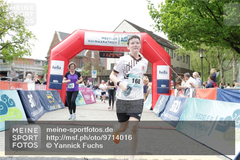 10.05.2026 - 8. Wedeler Halbmarathon Yannick Fuchs http://msf.ph/oto/9714016 10.05.2026 11:29:39 Ziel 131, 168, 711, 1018, 2090, 2135, 2192 meine-sportfotos.de