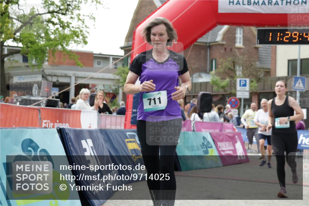 10.05.2026 - 8. Wedeler Halbmarathon Yannick Fuchs http://msf.ph/oto/9714025 10.05.2026 11:29:39 Ziel 131, 168, 711, 1018, 2090, 2135, 2192 meine-sportfotos.de
