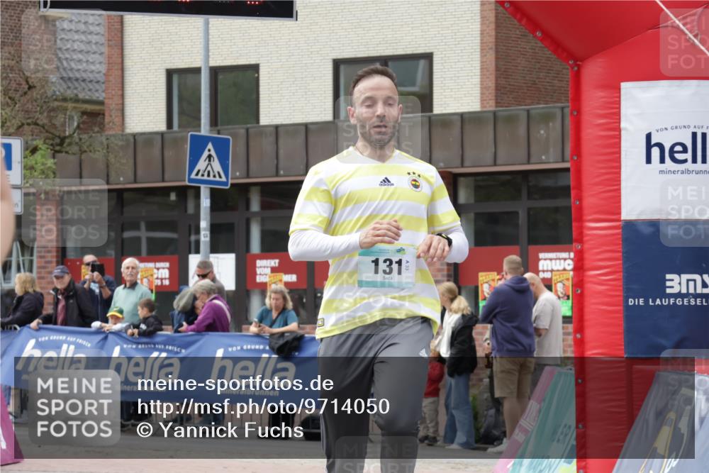 10.05.2026 - 8. Wedeler Halbmarathon Yannick Fuchs http://msf.ph/oto/9714050 10.05.2026 11:29:42 Ziel 131, 168, 711, 1018, 2192 meine-sportfotos.de