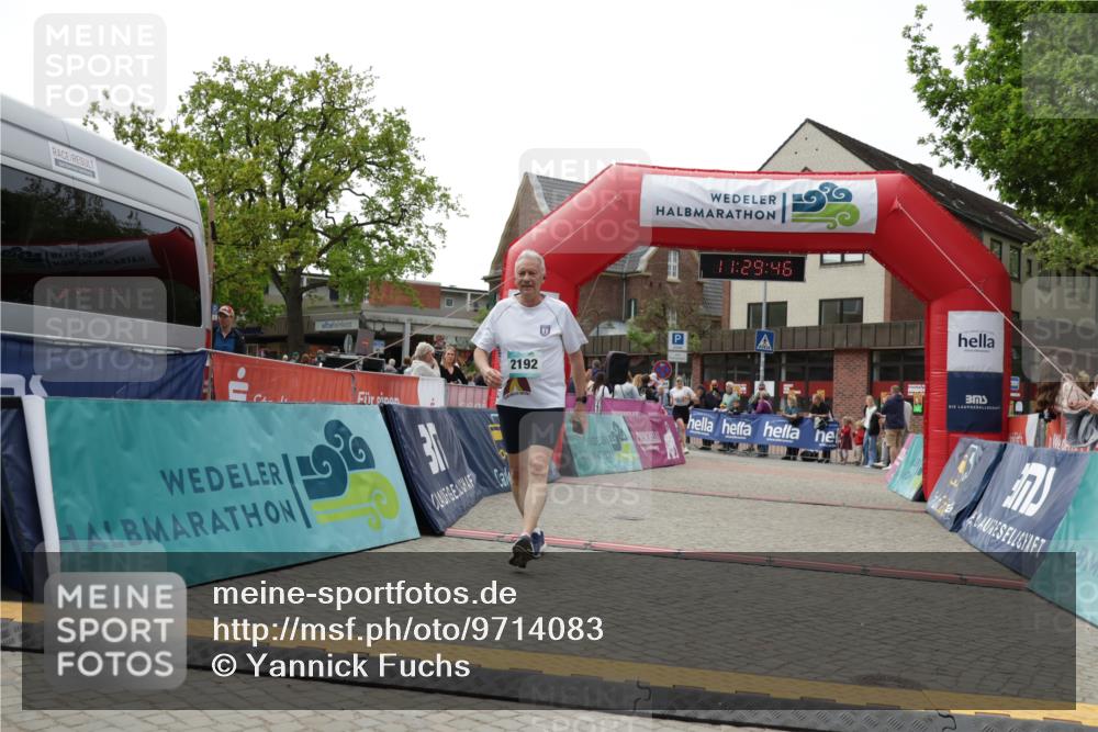 10.05.2026 - 8. Wedeler Halbmarathon Yannick Fuchs http://msf.ph/oto/9714083 10.05.2026 11:29:44 Ziel 131, 1018, 2192, 2215 meine-sportfotos.de