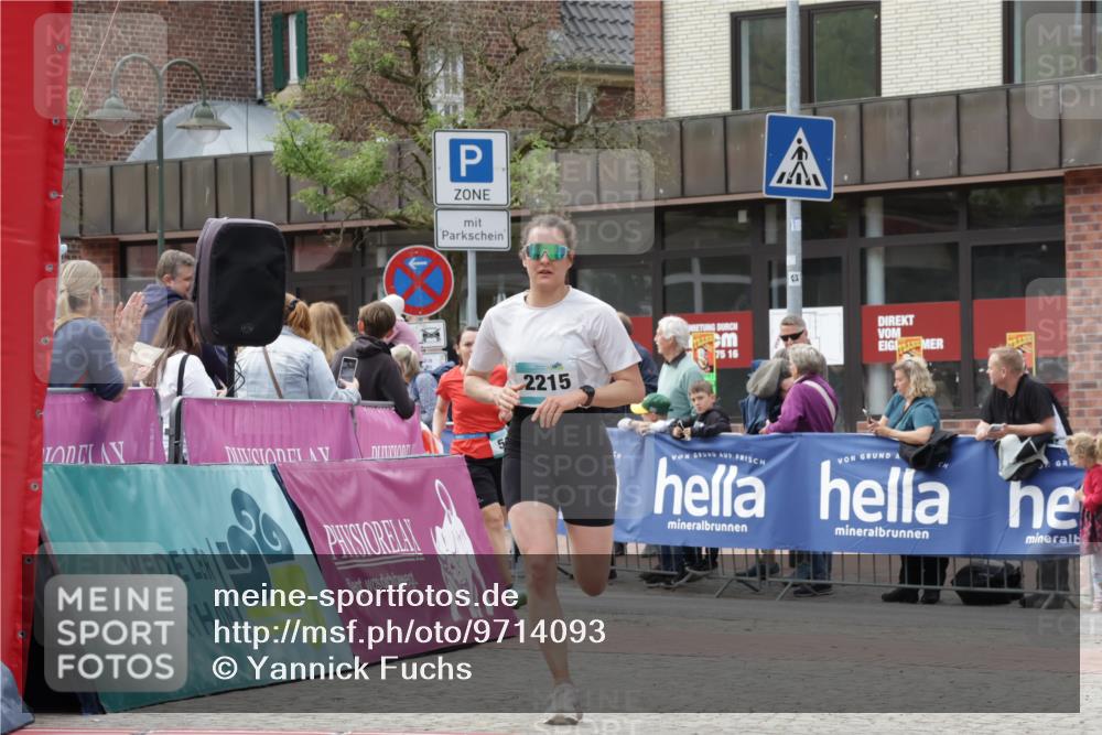 10.05.2026 - 8. Wedeler Halbmarathon Yannick Fuchs http://msf.ph/oto/9714093 10.05.2026 11:29:47 Ziel 131, 502, 2192, 2215 meine-sportfotos.de