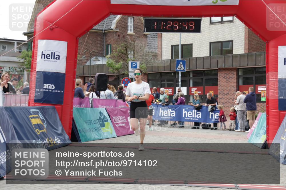 10.05.2026 - 8. Wedeler Halbmarathon Yannick Fuchs http://msf.ph/oto/9714102 10.05.2026 11:29:47 Ziel 131, 502, 2192, 2215 meine-sportfotos.de