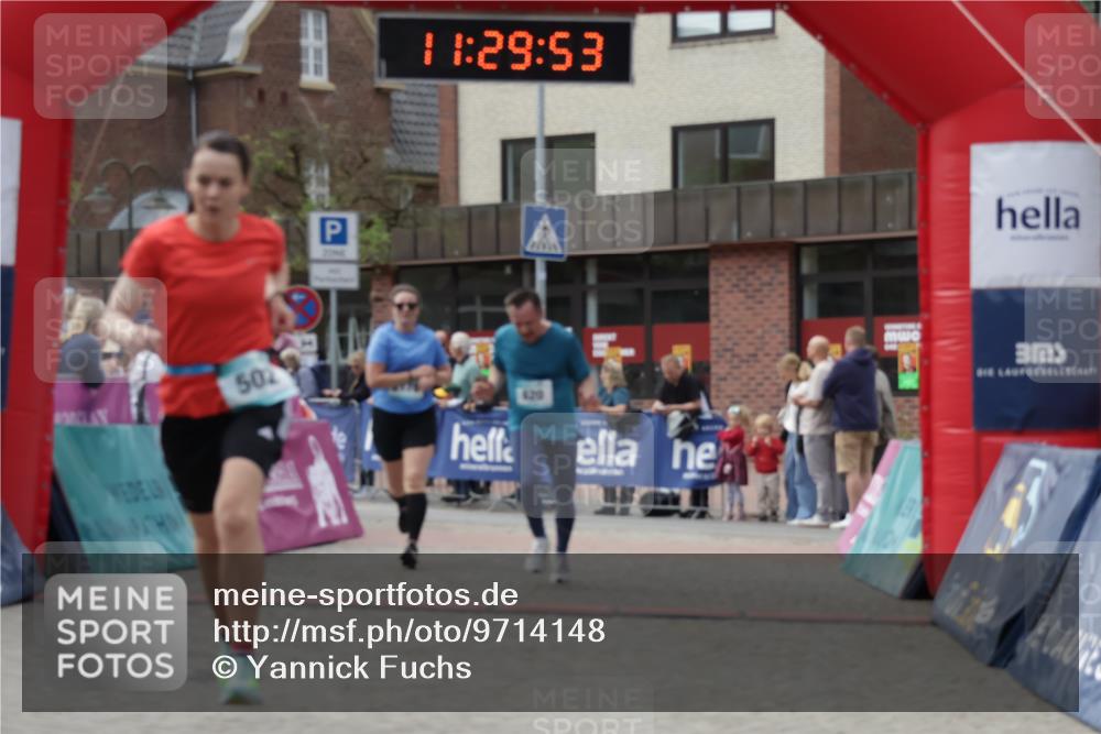 10.05.2026 - 8. Wedeler Halbmarathon Yannick Fuchs http://msf.ph/oto/9714148 10.05.2026 11:29:51 Ziel 502, 620, 2178, 2215 meine-sportfotos.de
