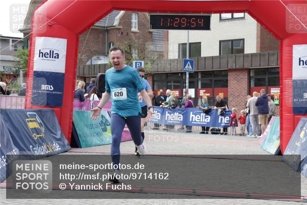 10.05.2026 - 8. Wedeler Halbmarathon Yannick Fuchs http://msf.ph/oto/9714162 10.05.2026 11:29:53 Ziel 502, 620, 2178, 2215 meine-sportfotos.de